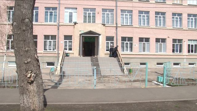 В школе 73 частично обрушился потолок