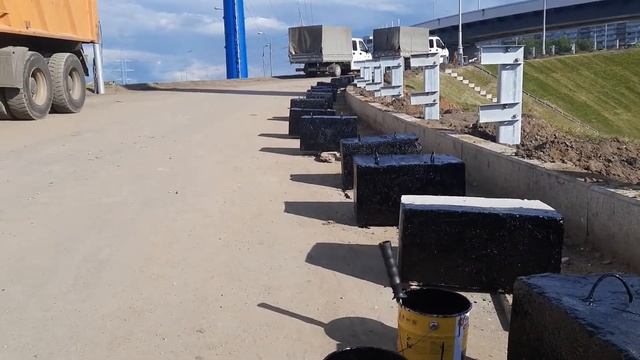 Выемка грунта.Нанесение гидроизоляции на блоки. смотреть онлайн