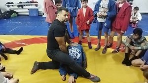 Удушающий за отворот куртки (кимано) в #партере подробный разбор #самбо