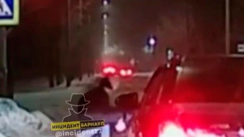 В Барнауле девушка спасла школьника, едва не угодившего под автобус на пешеходном переходе