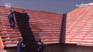 Подъем листов металлочерепицы на кровлю