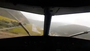 Вид из кабины пилота при посадке