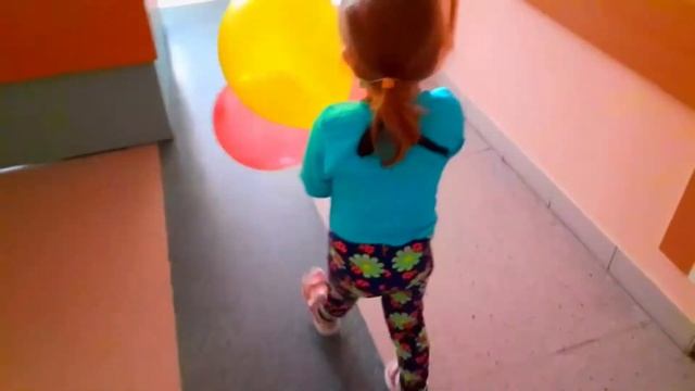 Дарим деткам шарики. Giving children balloonsl смотреть онлайн