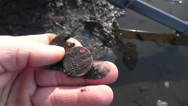 Весна 2022.Поиск монет в русле. Когда Уровень воды в древней реке упал.Находки со дна реки. смотреть онлайн