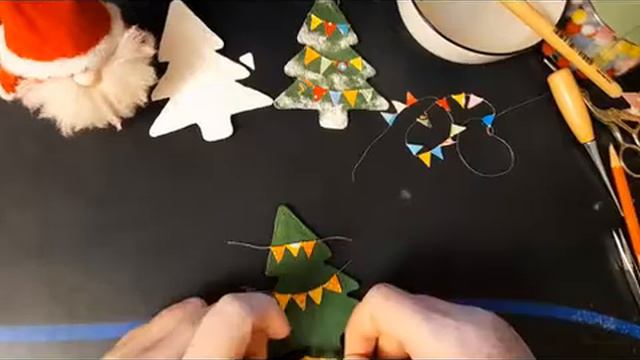 Моторика для детей и пенсионеров! Лоскутные флажки на ватной елочке)).