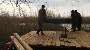 Строим пирс своими руками. Строительство пирса. Пирс для рыбалки. Помост для рыбалки, строим летом.