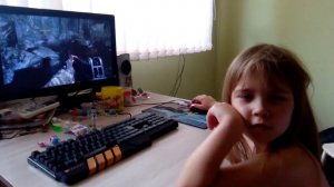 Алинка играет в стрелялку. #игры #смешныедети