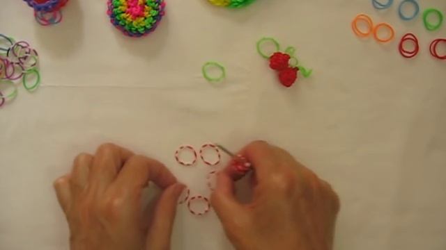 Фигурки из резинок ВИШНЯ. Как плести фигурки из резинок БЕЗ СТАНКА. Подарки Поделки с детьми смотреть онлайн