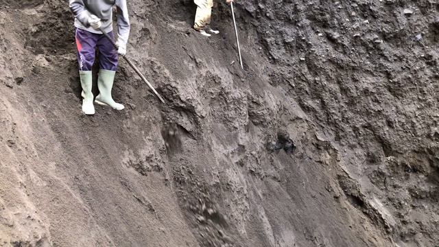 Строительство, два отважных шахтёра - добыча чёрного песка и попутно камней