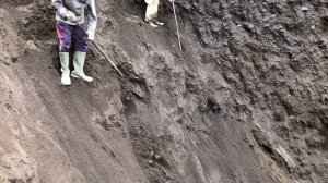 Строительство, два отважных шахтёра - добыча чёрного песка и попутно камней