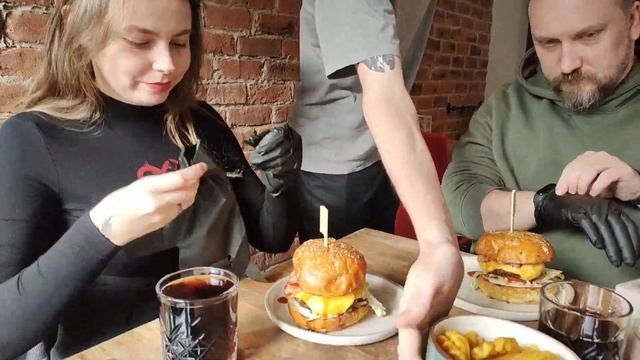 День рождения у дочки. Кафе - паб «Middle Ground (Мидл Граунд)» смотреть онлайн