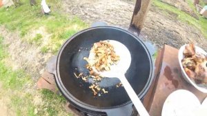 Рулька в казане с овощами.