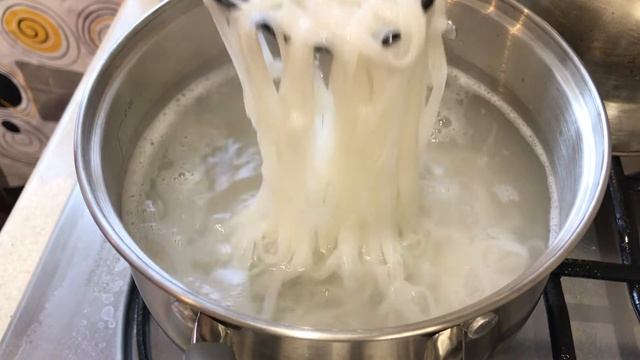 Как сварить рисовую лапшу с зеленью и приправами смотреть онлайн