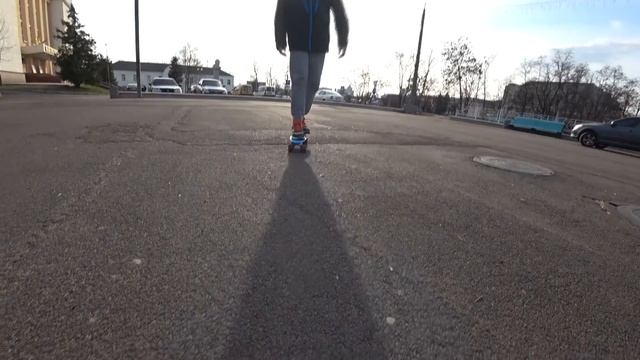 САМОКАТ ИЛИ ГИРОСКУТЕР? \ИЛИ ПЕННИ БОРД\ ОБЗОР.ПОКАТУШКИ В ПАРКЕ смотреть онлайн