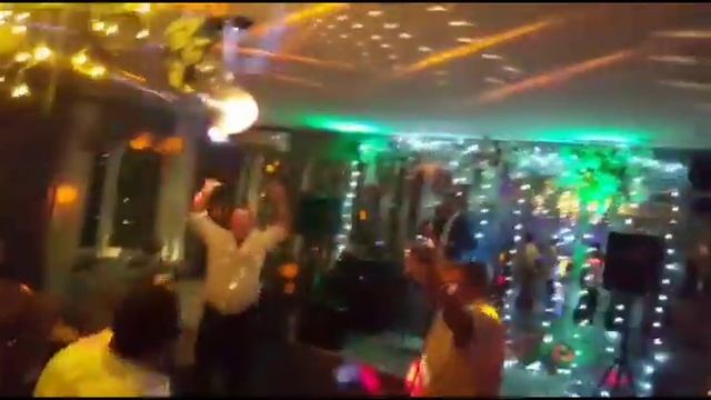 А в ресторане кутёж в разгаре! смотреть онлайн