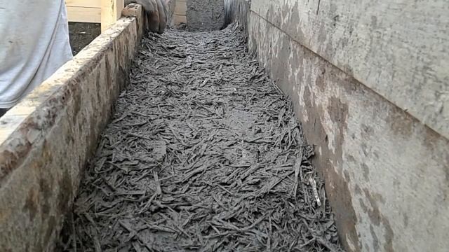 Монолитный арболит, вид внутри опалубки при засыпки и трамбовании. смотреть онлайн