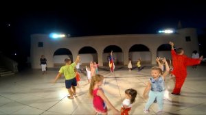 Танцуют дети. Дискотека с аниматорами.