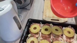 Мясо по французски с ананасом?????