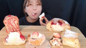 ASMR 2024딸기페어 파리바게트 먹방!생딸기타르트,찰떡앙빵,왕구름빵,스트로베리데니쉬,딸기크림파이등,MUKBANG,dessert,ParisBaguette,eating sound