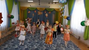 Танец с листочками средняя группа