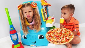 Diana and Roma Pretend Play with Pizza