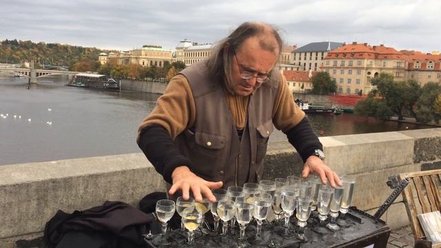 Фантастика - Музыкант играет на бокалах с водой!!!