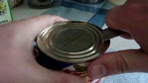 Как правильно открывать консервные банки обычным ножом