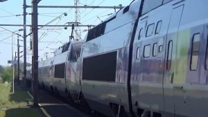 Поезд летит на высокой скорости. Железная дорога. Поезда в Европе