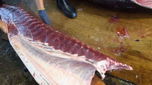 Amazing cutting / 250 kg Giant Bluefin tuna cutting (under 10 Minute!!) смотреть онлайн