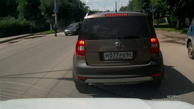 Дворник против "Приоры" ул. Космонавтов Рязань 03.07.14 смотреть онлайн