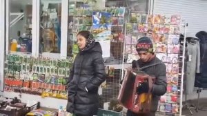 Цыганочка красиво поет на улице