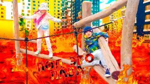 Пол это лава. Игра на детской площадке с веревочным парком. Ярослав и Виктория в Ижевске у бабушки.