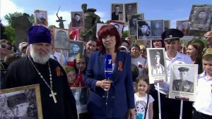 В Волгограде участники "Бессмертного полка" поднимаются к Мамаеву кургану