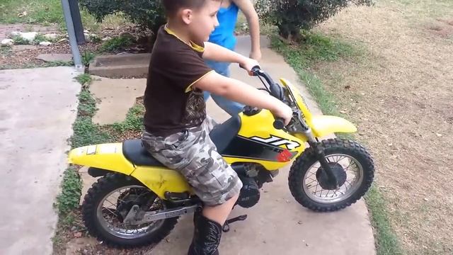 Мальчик на мотоцикле врезался в забор. The boy on the bike crashed into a fence. смотреть онлайн