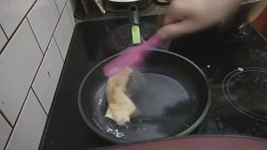 Как правильно переворачивать блины