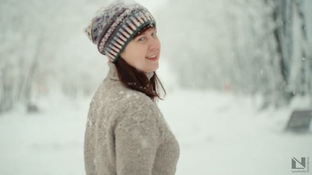 Серый вязаный спицами свитер с круглой кокеткой и обвитыми петлями. Шапка жаккардом. смотреть онлайн