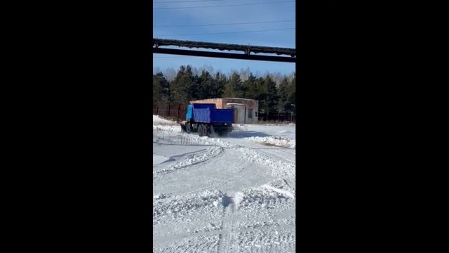 Движуч. Испытания. Самосвал Урал 55571-3121-80 с передним клиновидным отвалом смотреть онлайн