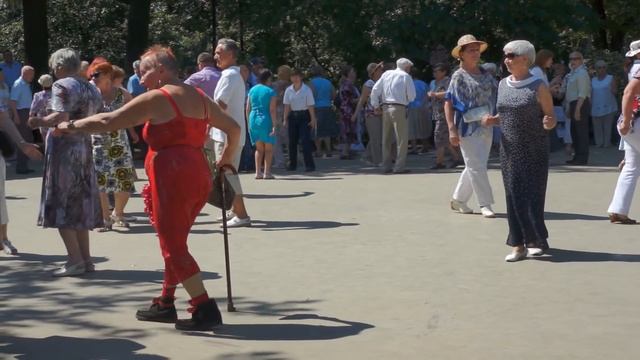 Крутые танцы в Сокольниках 1?Cool Dances in Sokolniki 1?Moscow?Дискотека Кому за.. смотреть онлайн