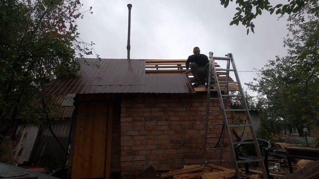 17 - СЕРИЯ | КУПИЛ ЗАБРОШЕННУЮ ДАЧУ | ЗАМЕНА КРЫШИ БАНИ | РАБОТА В ОДИНОЧКУ | ПРОЕКТ ВОССТАНОВЛЕНИЯ смотреть онлайн