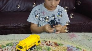 Трансформеры. Робот-полицейский превращается в полицейскую машинку.