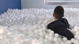 КАК СДЕЛАТЬ БАССЕЙН | БАССЕЙН ИЗ ШАРИКОВ | 1000 ШАРИКОВ |СЮЖЕТ САМИРЫ МУСИНОЙ