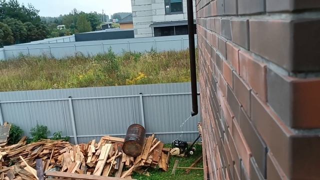 Начали устанавливать пластиковые окна. Защищаем потолок от конденсата.