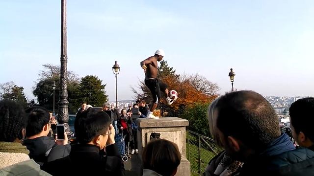 Шоу с мячиком у Базили́ка Сакре́-Кёр — католический храм в Париже смотреть онлайн