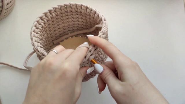 вязаная корзина крючком с деревянным донышком и резной крышкой