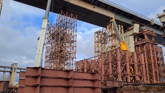 Вантовый Мост Запорожье ОБЗОР с острова Хортица  20.12.2021 Низовая часть вантового моста.
