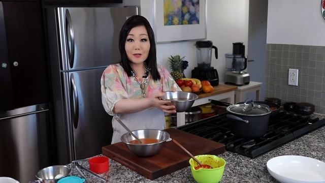 Cold kimchi noodle soup (kimchimari-guksu: 김치말이국수) смотреть онлайн