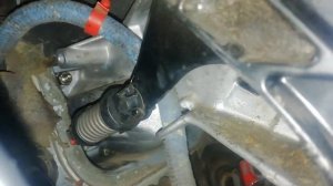 Как закрутить четвертую гайку вакуумника на ауди 100 с4