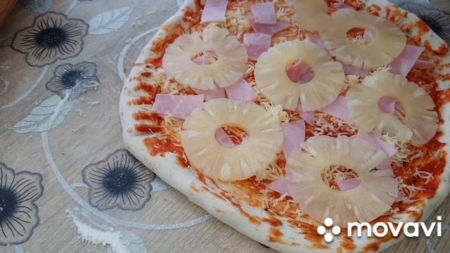 Пицца с ветчиной и ананасами, полный восторг