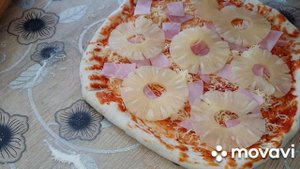 Пицца с ветчиной и ананасами, полный восторг