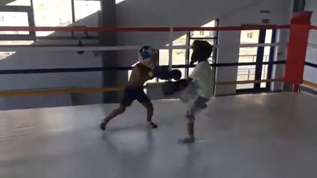 Актау. Кикбоксинг. Даниель в синих шортах. Первые тренировочные спаринги. смотреть онлайн